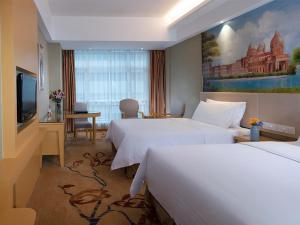 海口维也纳国际酒店 (海口高铁东站店)的酒店客房设有两张床和一台平面电视。