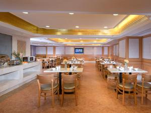 Fenghuangwei维也纳国际酒店 (深圳福永会展中心店)的餐厅内带桌椅的用餐室