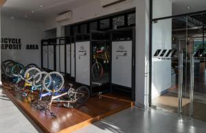 亚兰旁特拉维罗酒店 的建筑物里展示的一组自行车