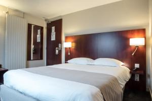 拉理查戴斯圣马洛迪纳尔基里亚德酒店的一张大白床,位于酒店带两盏灯的房间