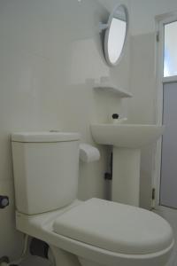 贾夫纳D'Villa Garden House的白色的浴室设有卫生间和水槽。