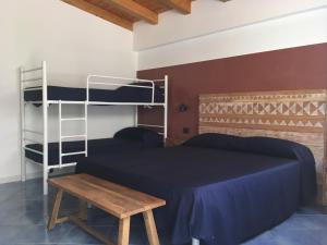 加埃塔Bahia Blanca的一间卧室配有双层床和木桌