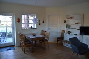 乌尔夫堡Mosborg的厨房以及带桌椅的用餐室。