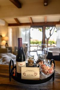哈德内斯西那恩Spa精品酒店的一瓶葡萄酒和一张桌子上的一杯