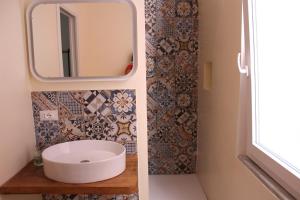 马纳罗拉CAMERA GIGLIA的一间带水槽和镜子的浴室