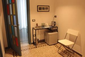 马纳罗拉CAMERA GIGLIA的客房设有桌子、椅子和冰箱。