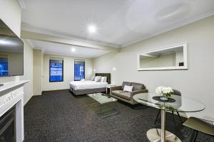 芒特甘比尔Aloha Central Premium Studios的客厅配有床和沙发
