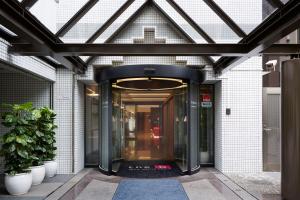 东京the b suidobashi的玻璃门进入大楼的入口