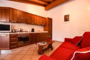 圣费利切德尔贝纳科Cappuccino的一间厨房,内设红色椅子和桌子