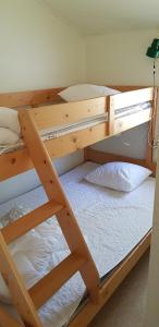 卡尔斯港Kolleviks Camping och Stugby的客房内的一张双层床