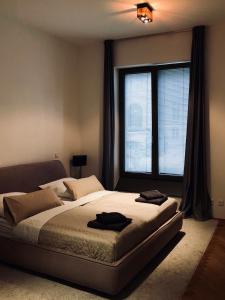 柏林别样特色公寓的一间卧室设有一张床和一个大窗户
