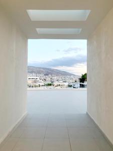 雅典Kolonaki Terrace的空空的白色客房,享有城市美景