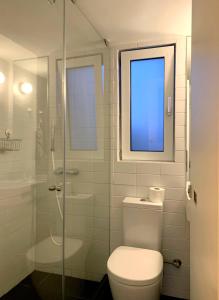 雅典Kolonaki Terrace的一间带卫生间和玻璃淋浴间的浴室