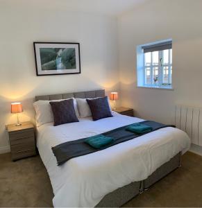 迪德科特Ashbrook Lewis - two bedroom, two bathroom cottage nr Harwell Oxford的一间卧室配有一张带两盏灯的大型白色床。