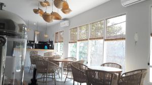 吉利特拉旺安Mantra Gili的用餐室设有桌椅和窗户。