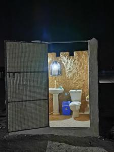 Ḩawīyah沙漠奇观营地酒店的一间带卫生间和水槽的浴室