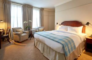 阿伯加文尼天使酒店的酒店客房带一张大床和一把椅子