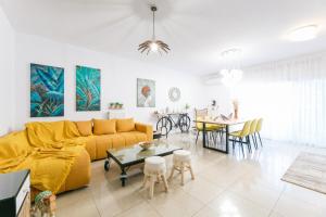 塞雷Grand Lux Apartment的客厅配有黄色的沙发和桌子