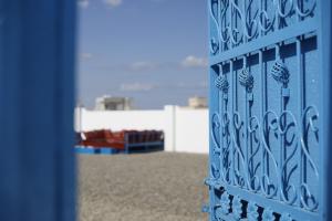 阿尔哈德Ras Al Hadd Orchid的蓝色铁门,后面设有一个游乐场