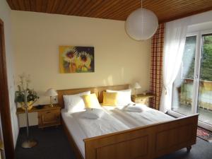 穆赫克雷斯的艾根Haus Christine Aigen-Schlägl - Große Mühl的一间卧室配有带白色床单和黄色枕头的床。