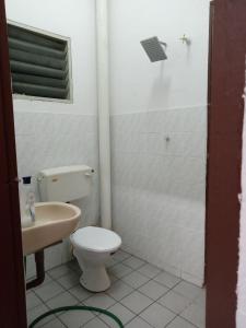 太平Muslim Homestay Ustaz 2的一间带卫生间和水槽的浴室