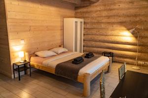莫雷泰Du Horizontai的卧室配有木墙内的一张床