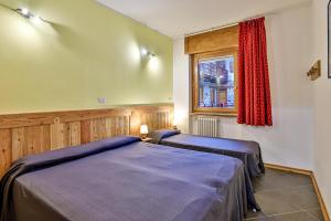 安泰伊-萨伊恩特-安德尔埃La Gran Becca A的一间卧室设有两张床和窗户。