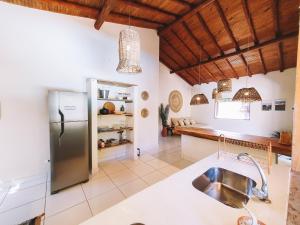 托兰克索Casa Primavera的厨房配有不锈钢冰箱和桌子