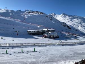 葱仁谷Temple du Soleil的雪 ⁇ 的山中的一个滑雪胜地,有滑雪场