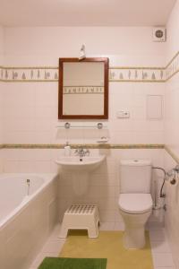 卡什佩尔斯凯霍里卡什佩尔斯凯霍公寓的浴室配有卫生间、盥洗盆和浴缸。