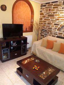 马尔马里Marmari vacation flat的带沙发和平面电视的客厅