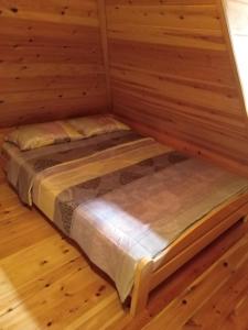 迪瓦伊巴雷Apartmani Milojević的铺有木地板的客房内的两张床