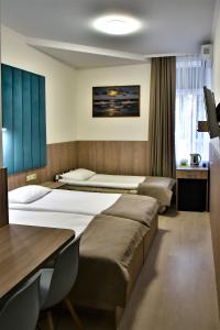基辅EXPO Hotel Comfort的酒店客房配有两张床和一张书桌