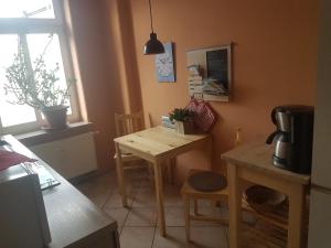 德累斯顿Kleine gemütliche Ferienwohnung的厨房配有木桌和桌椅