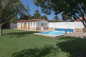 拉拉古纳Villa María的一个带游泳池和房子的后院