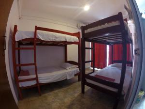 科伦坡斯里兰卡背包旅馆的客房设有两张双层床和镜子