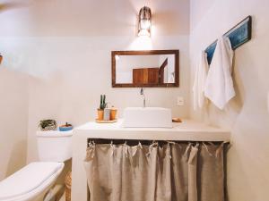 托兰克索Casa Primavera的一间带水槽和卫生间的浴室