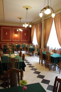 普热梅希尔欧洲酒店的用餐室配有绿色的桌椅
