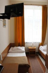 普热梅希尔欧洲酒店的酒店客房设有床和窗户。