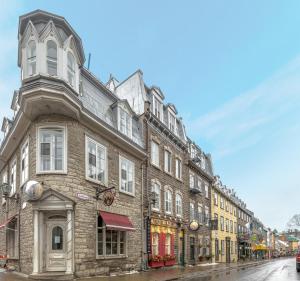 魁北克市逸轩综合酒店的城市街道上一座大型砖砌建筑