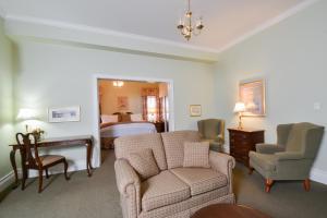 皮克顿华林豪斯酒店的一间带沙发椅的客厅和一间卧室