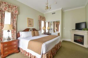 皮克顿华林豪斯酒店的一间卧室设有一张大床和一个壁炉