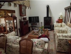 Chassignolles布勒伊旅馆的客厅配有沙发、椅子和壁炉