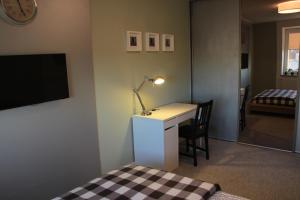 比得哥什雅盖隆公寓70号的客房配有带台灯和床的书桌。