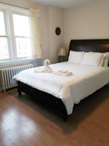 多伦多Cozy Private Rm Heart of North York Free Parking Full Kitchen Close to Downtown的一间卧室配有一张带白色床单的大床