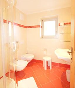 安特尔莫伊亚Pension Maria的浴室设有2个卫生间和水槽