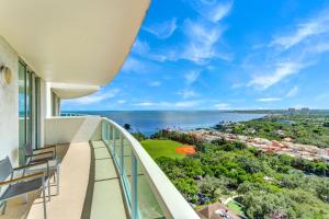 迈阿密iCoconutGrove - Luxurious Vacation Rentals in Coconut Grove的海景公寓阳台