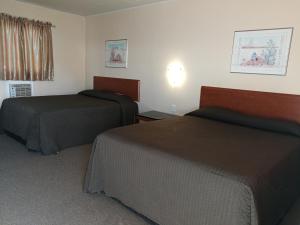 MordenStar Motel的酒店客房设有两张床和窗户。