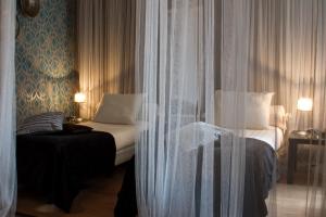 马斯特里赫特马图奇酒店的一间卧室配有床和带窗帘的窗户