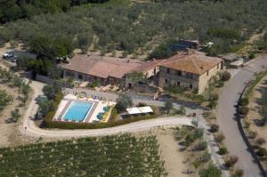瓦格里亚利Agriturismo Amina, Winery & Hiking的享有带游泳池的房屋的空中景致